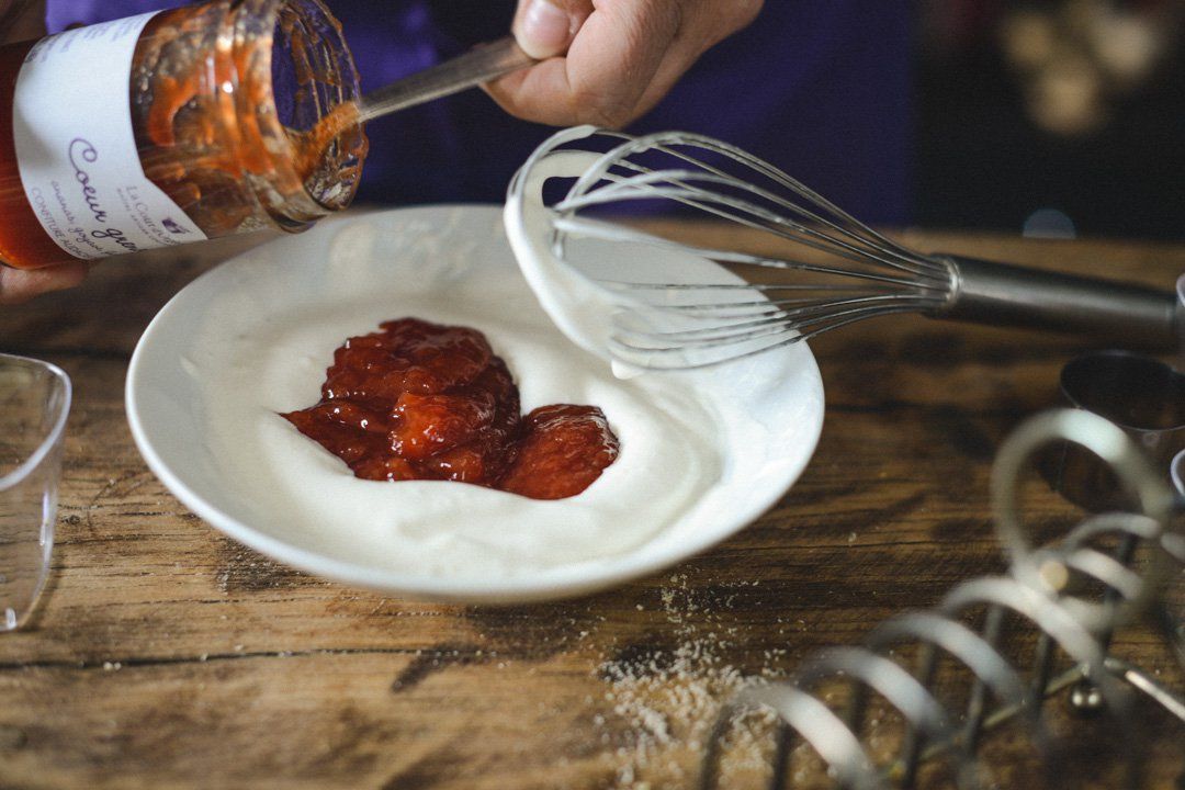 Verser la confiture dans la crème fouettée